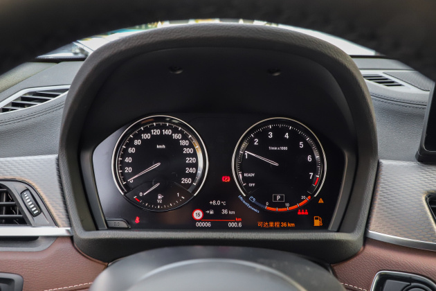该车仪表盘造型比较符合用户的审美需求,行车信息显示也比较齐全.