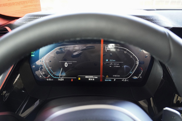 3英寸的全液晶仪表盘,风格较为运动,界面美观,行车信息参数显示能力较