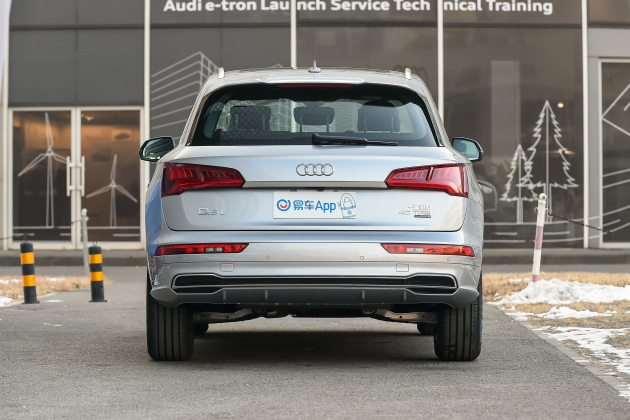 奥迪q5l 2020款40 tfsi荣享时尚型使用了双边双出排气管设计,搭配亮眼