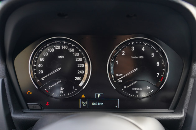 该车仪表盘设计为传统双圆环式,搭配了一块行车电脑显示屏,能显示的