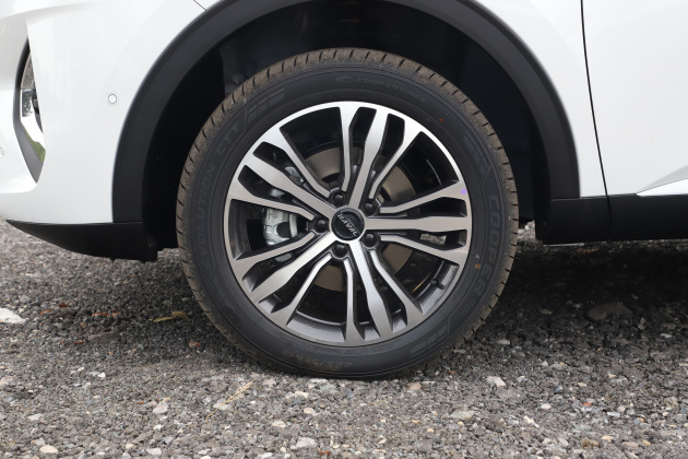 吉利博越快让道!