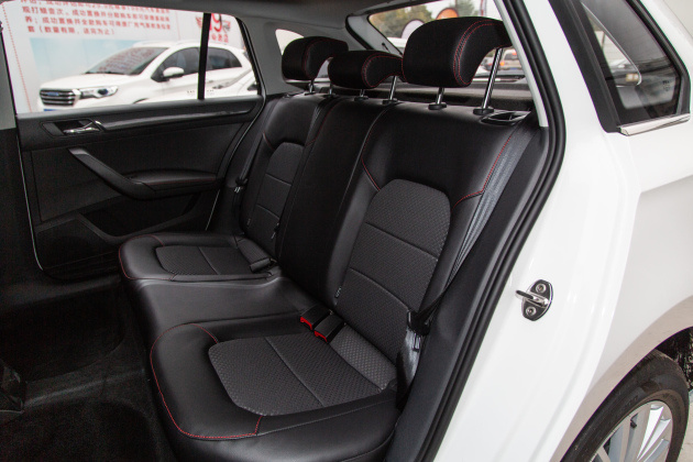 大众桑塔纳2019款浩纳1.5L自动舒适版评测_大众迈腾2020款330TSI领先型内饰设计_新款桑塔纳速度里程表图片