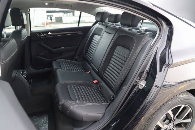 大众桑塔纳2019款浩纳1.5L自动舒适版评测_新款桑塔纳速度里程表图片_大众迈腾2020款330TSI领先型内饰设计