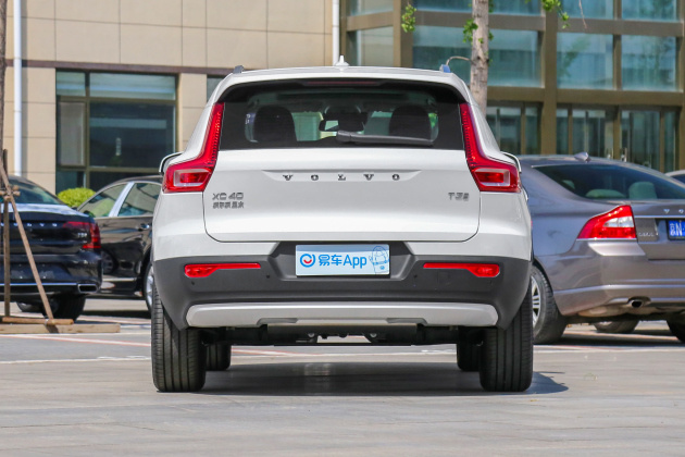 xc40 2020款 t3 两驱智远豪华版采用了多边形格栅进行装饰,配合银色饰