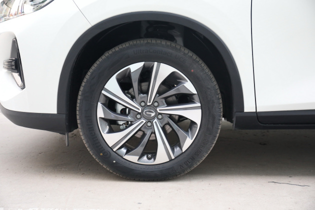 再来看看轮胎,该车前后轮胎规格均为225/60 r17,采用了多辐式轮圈设计