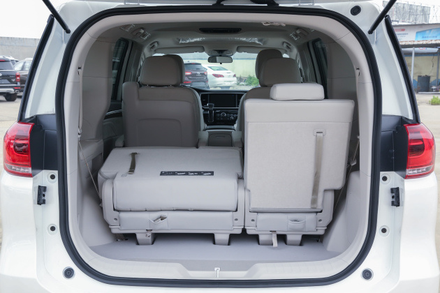 传祺m8 2020款 390t 尊贵版后备厢空间表现中规中矩,但后排座椅支持