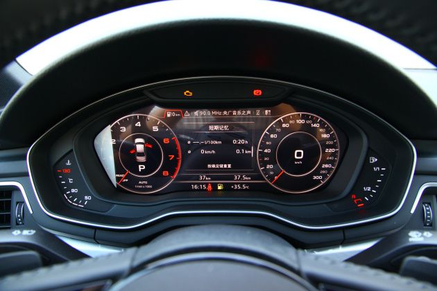 此外,奥迪a4l 2019款 40 tfsi 运动型采用了12.