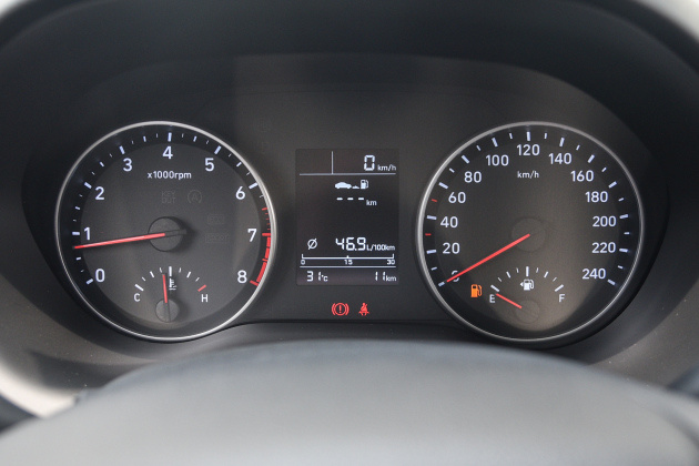 6l 手动悦值版gls采用了双圆仪表盘设计,看上去科技感强烈.