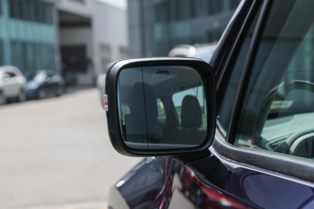 后视镜方面,该车配备电动调节.