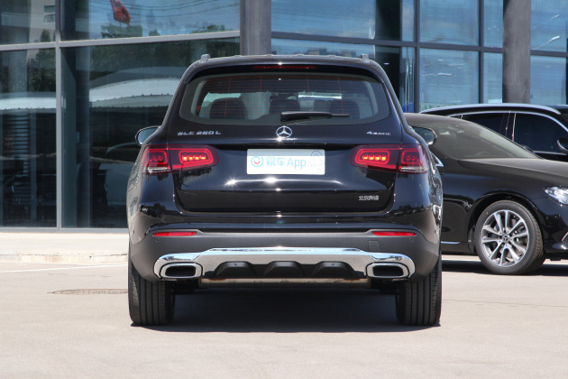 奔驰glc车尾显得十分利落帅气,排气布局使用了隐藏式的设计,再配合