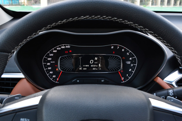 5l amt优享型采用了有神的仪表盘设计,显得非常运动.