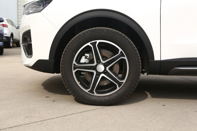 从轮胎来看,该车前后轮胎规格均为225/60 r18,采用了五辐式轮圈设计.