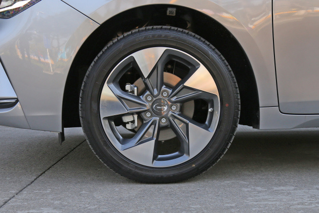 来到车身侧面,该车尺寸为4692/1805/1500mm,轴距2660mm,前后轮胎规格