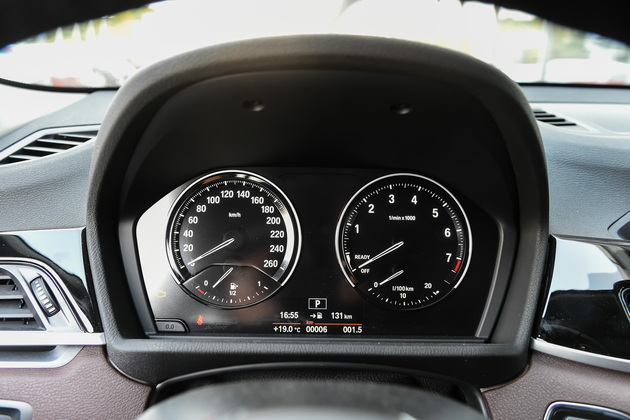 宝马x22020款 sdrive20i m越野套装仪表盘采用了双圆环式的设计,科技