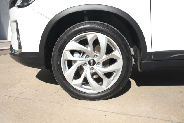 从轮胎来看,该车前后轮胎规格均为235/45 r18,采用了铝合金多辐式轮圈