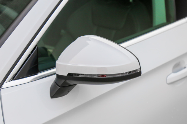 接下来看看后视镜,该车配备锁车自动折叠,电动调节,加热,电动折叠.