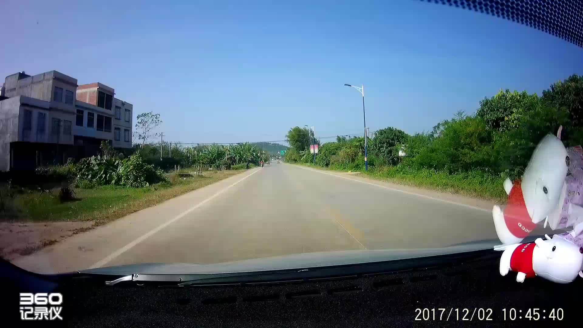 路上電動車追尾小汽車