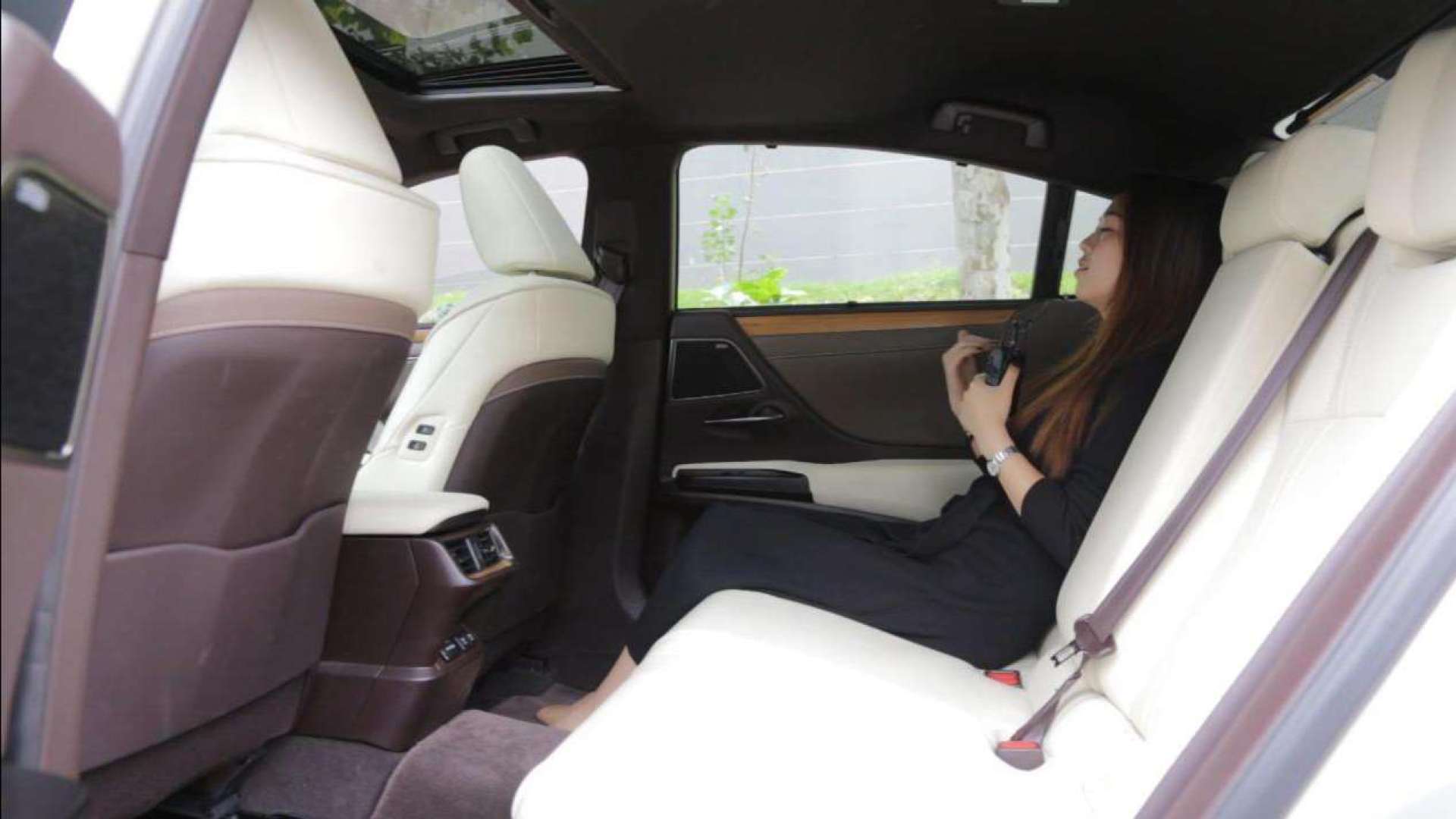 坐在雷克萨斯es300h后排,长途旅行都没问题