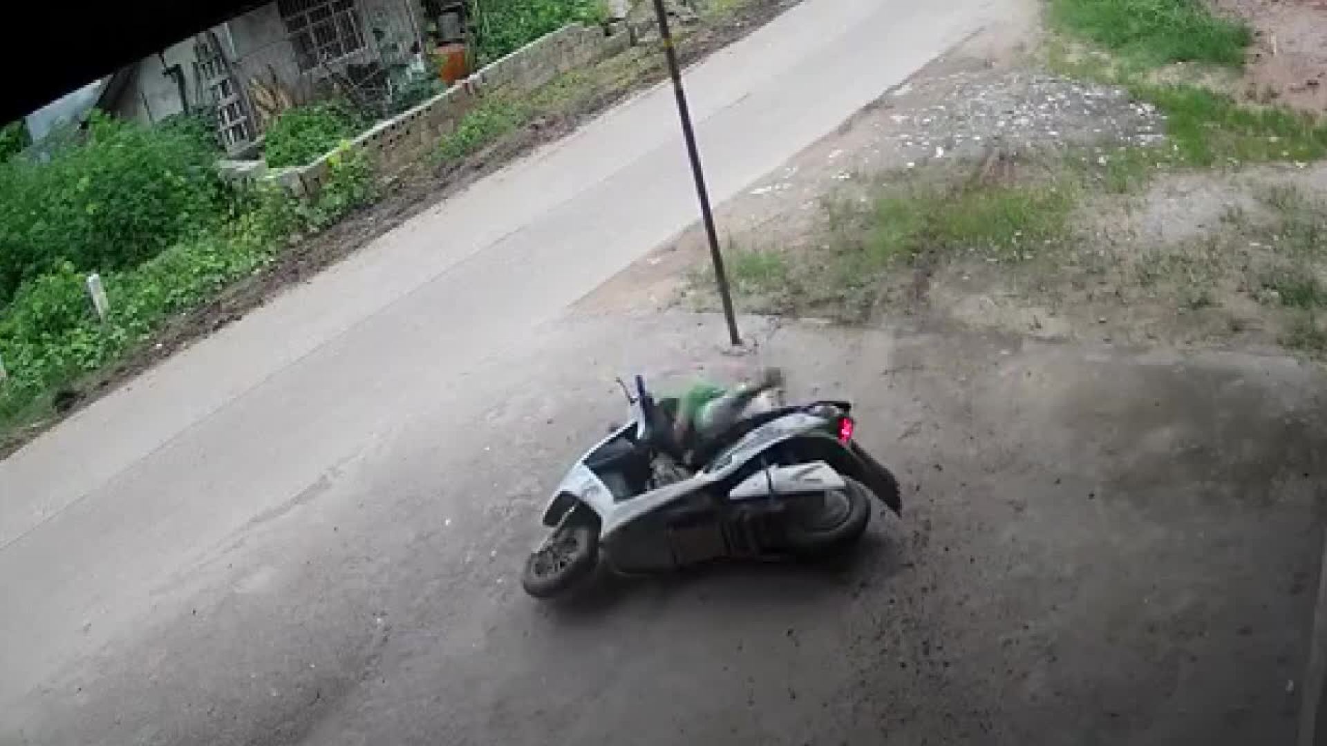 骑电动车过弯失败撞栏杆