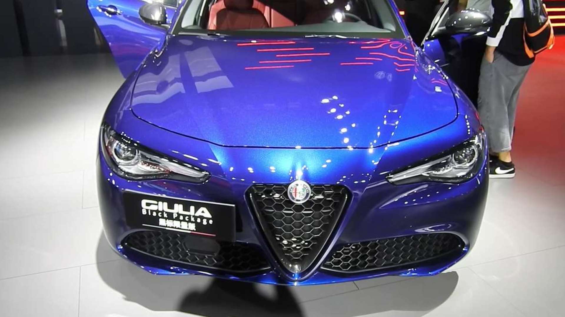 实拍阿尔法罗密欧giulia黑标限量版!真的就只是速度机器!