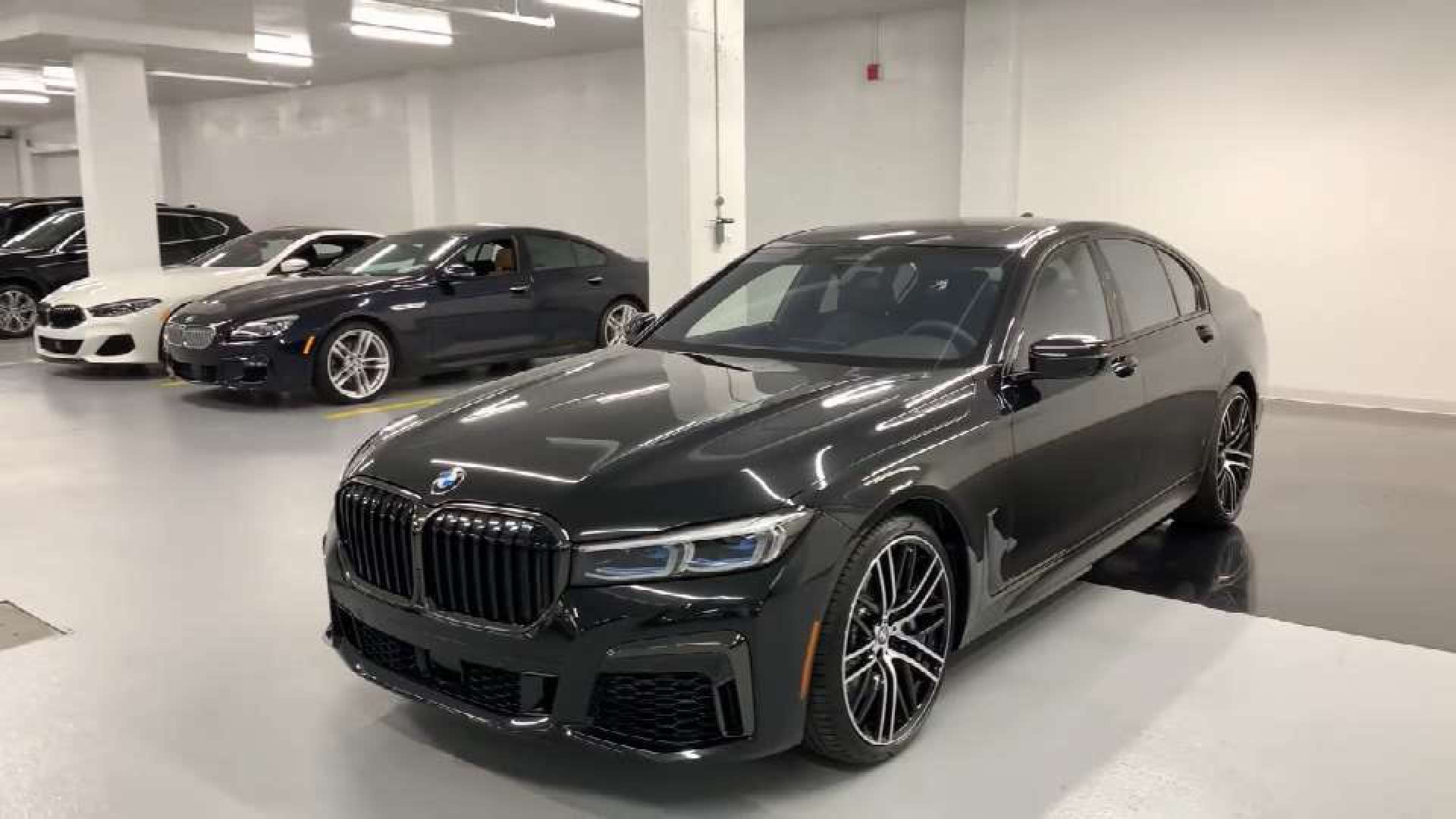 2020款宝马m750i,六百多匹动力叫板奥迪s8,新款双色轮毂真香