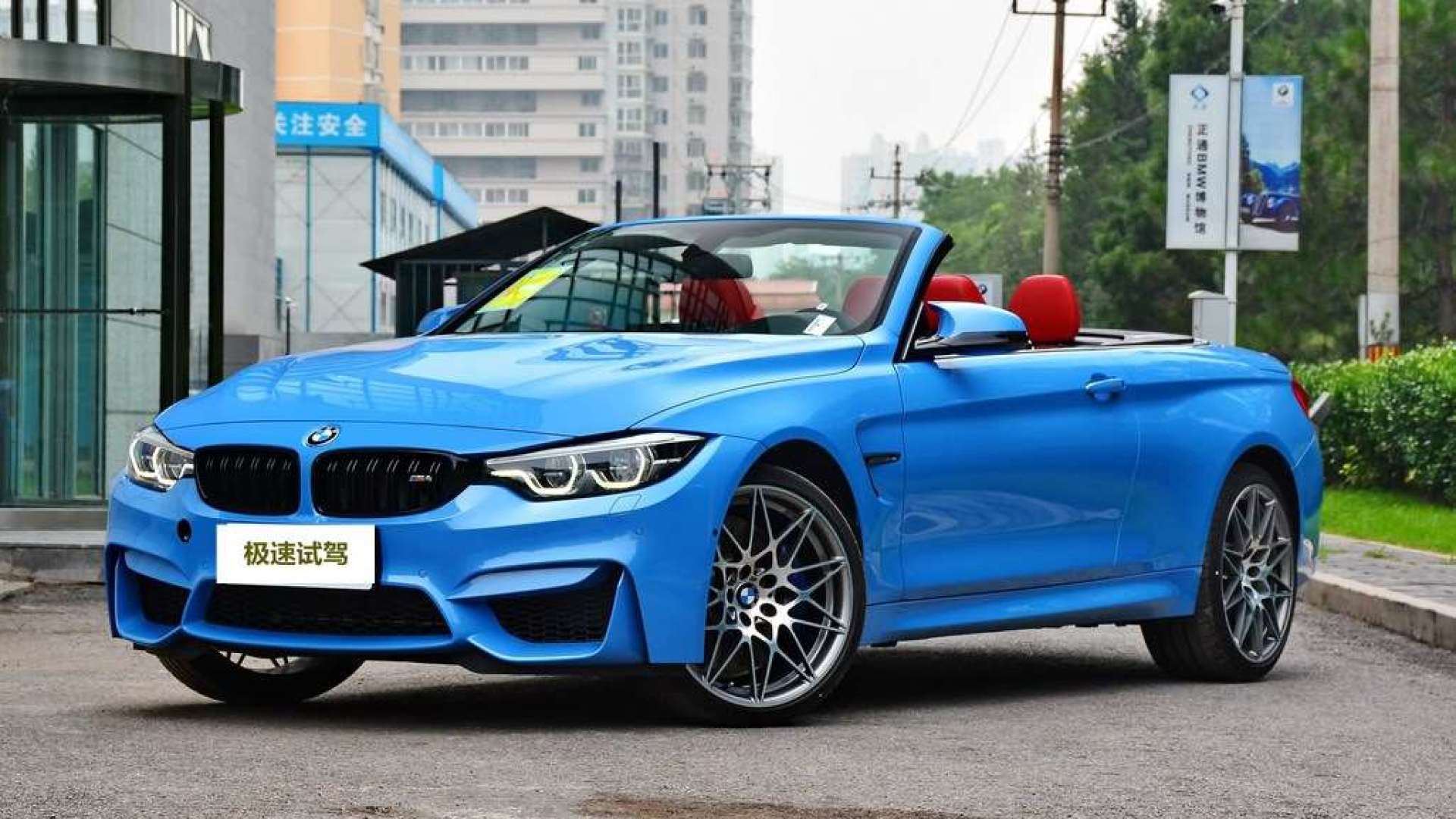 宝马m4 软顶敞篷版实车实拍,外形帅气,轮毂是亮点!