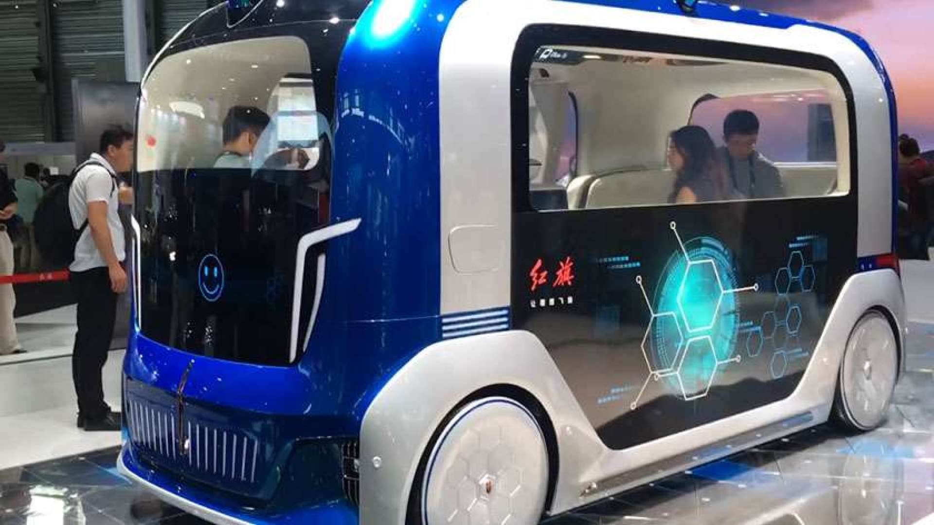 红旗做面包车了?车内还带机器人?真不了解下?