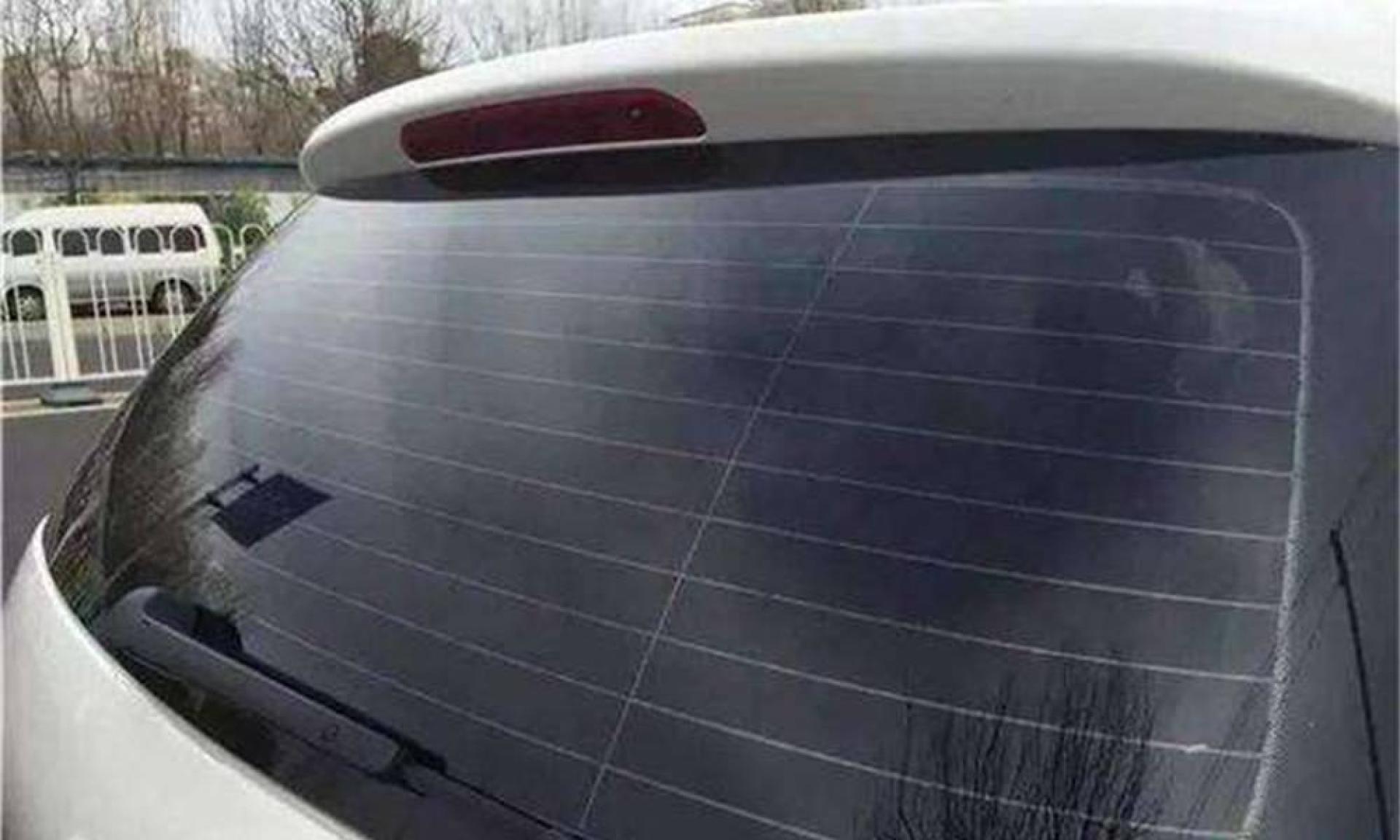 为什么后挡风玻璃有很多"横线"?老司机提醒:作用很大,记心上