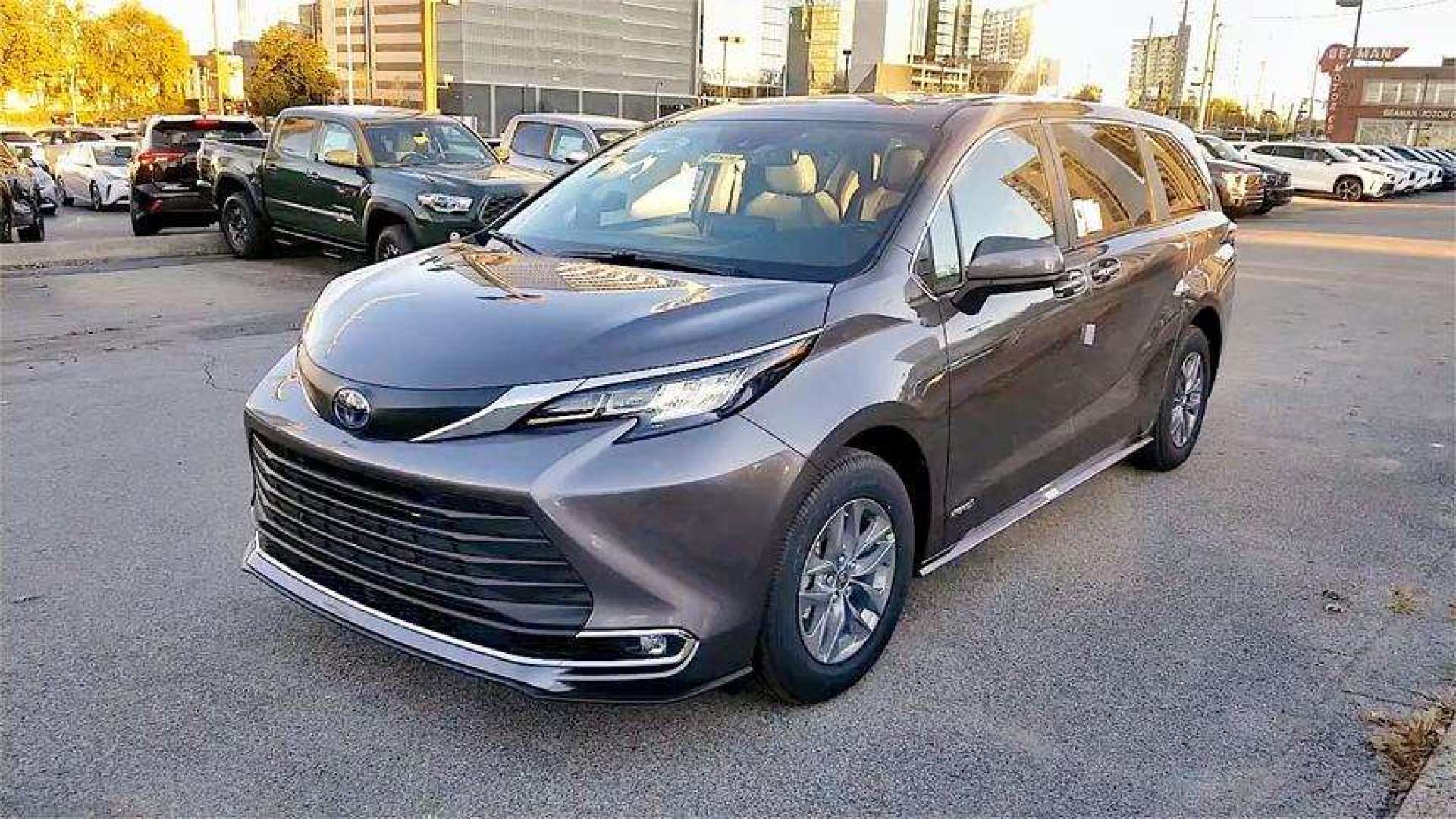 2021款豐田塞納hybrid版詳細實拍,朝車門踢一腳,不要太喜歡了