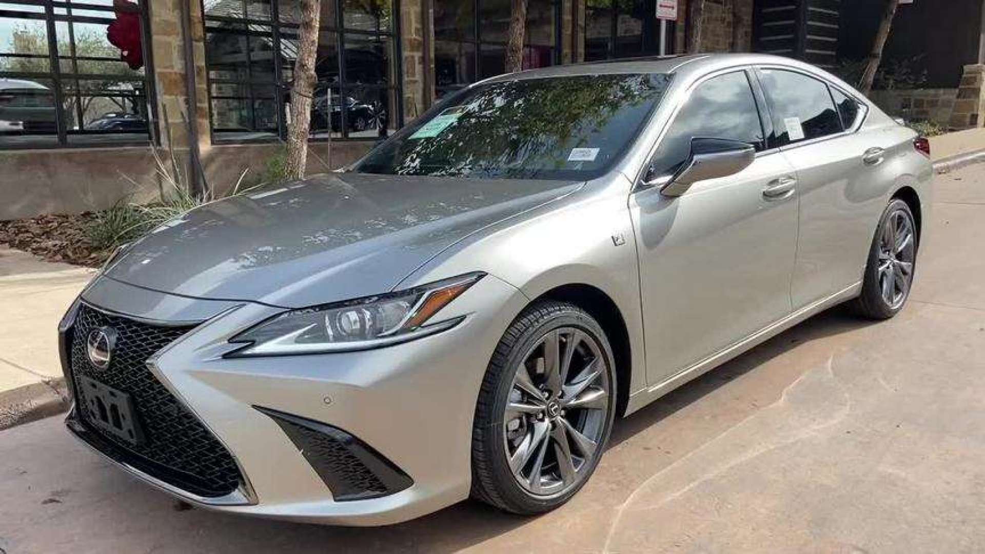 2020款雷克萨斯es350登场,了解完外观内饰,简直太帅了!