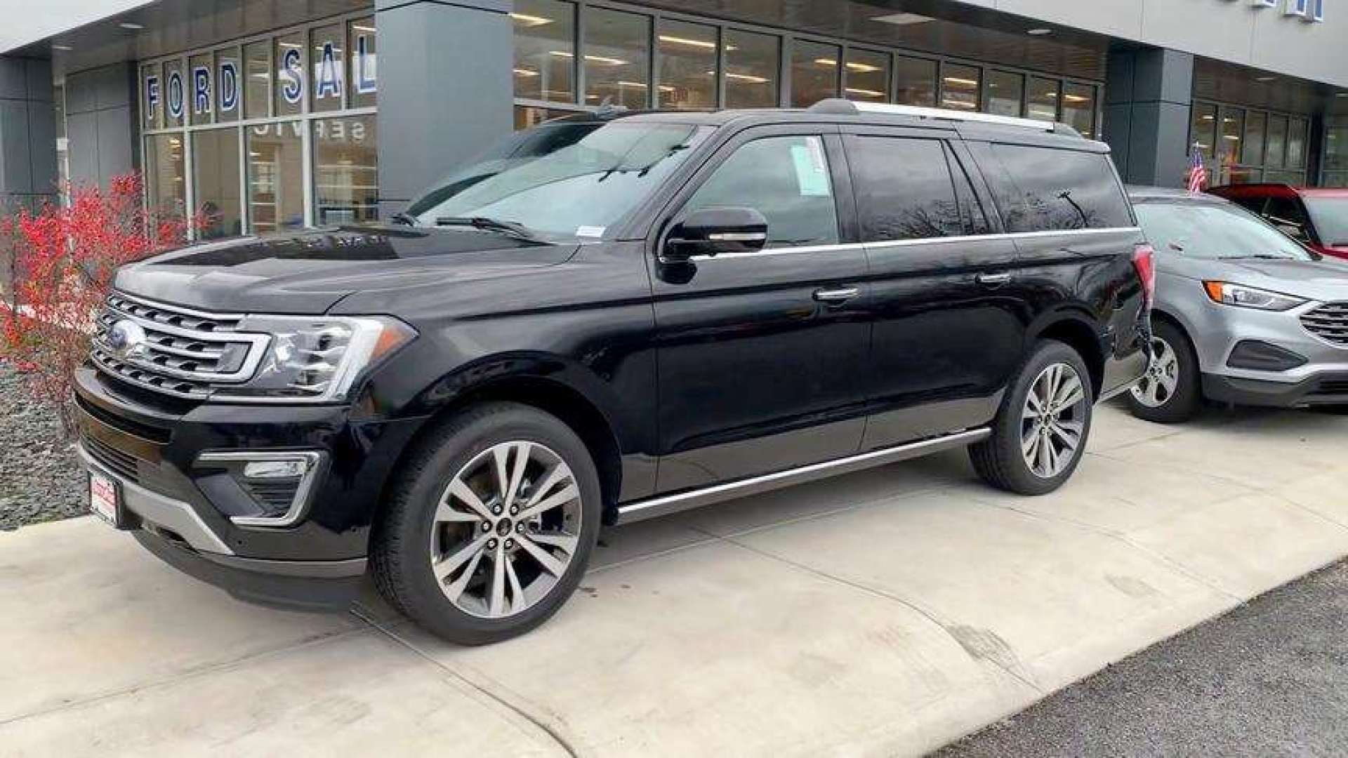 2021款福特征服者到货,近距离了解外观内饰,我忘记了路虎揽胜