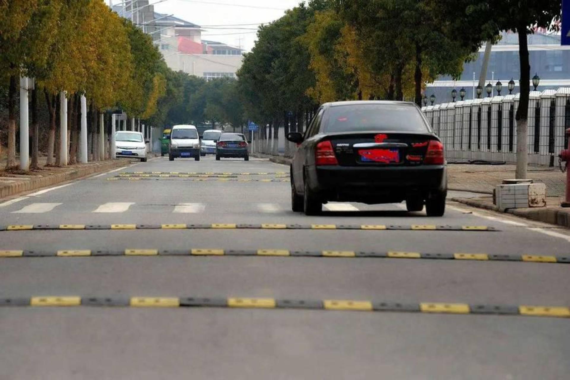 刹车过减速带能减少震感吗?听了老司机的话后,车主:要改了!