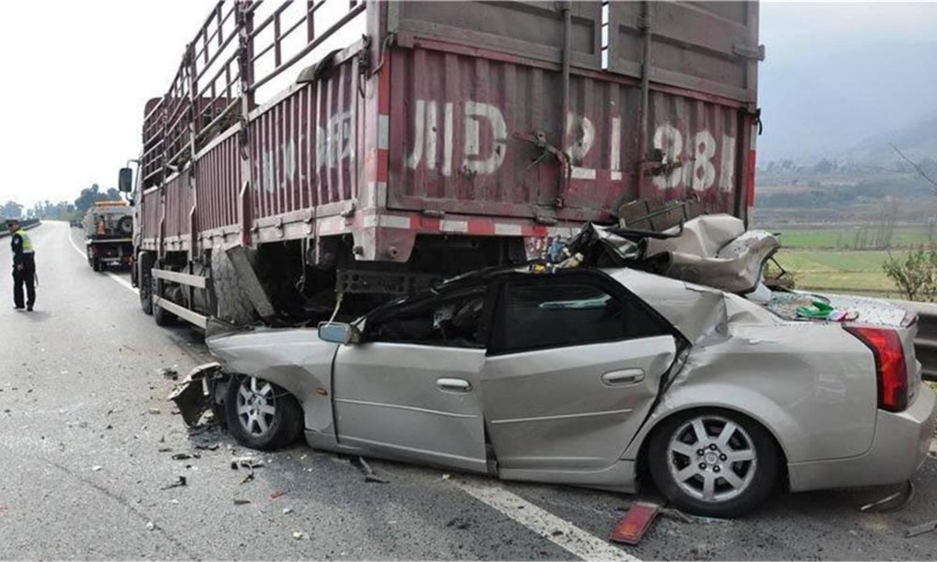600万劳斯莱斯撞上货车,半个车身没了,车主心痛:贷款没还完呢