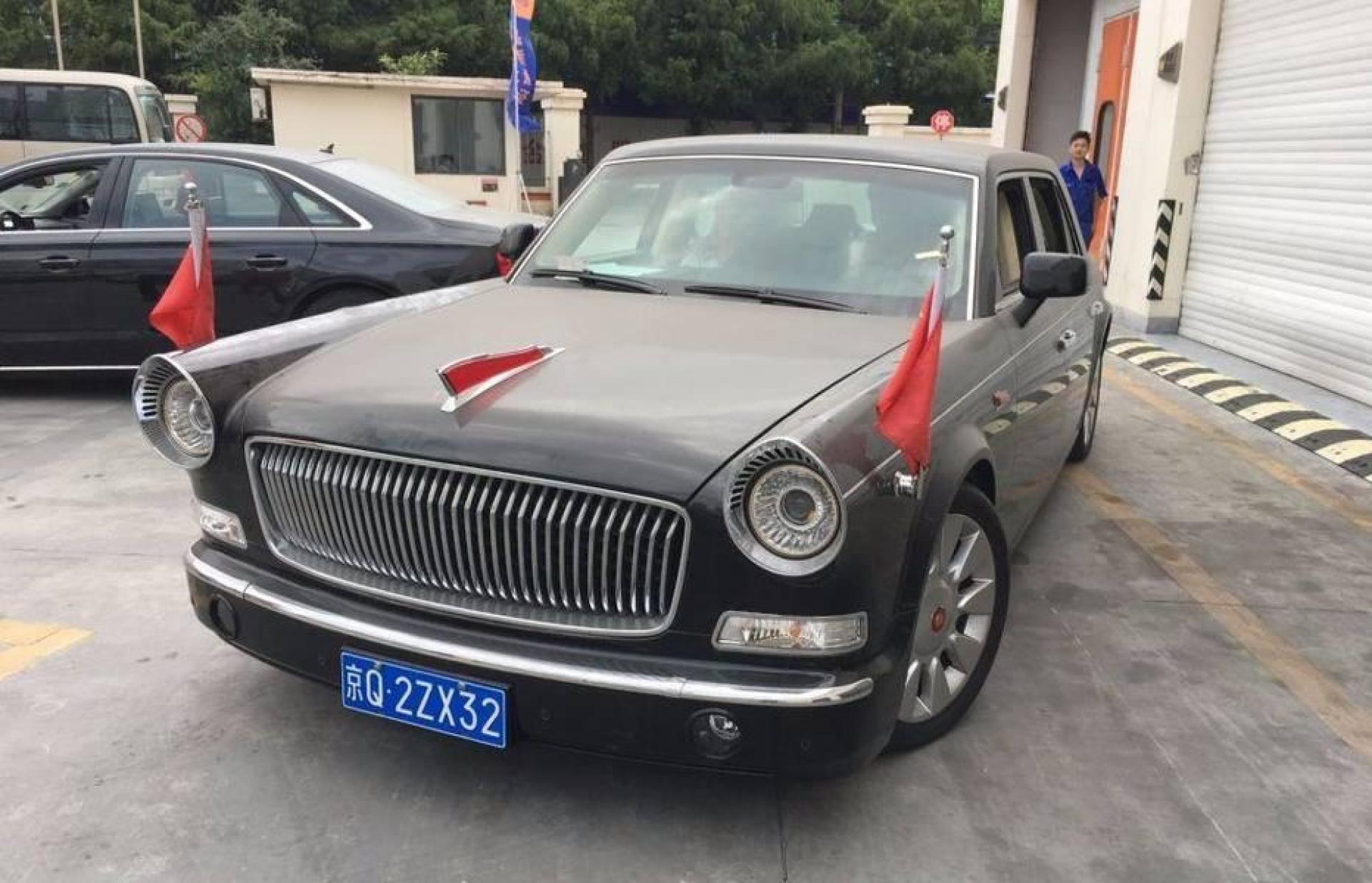 山东高速一辆红旗l5,车头挂着红旗,车牌号让人肃然起敬!