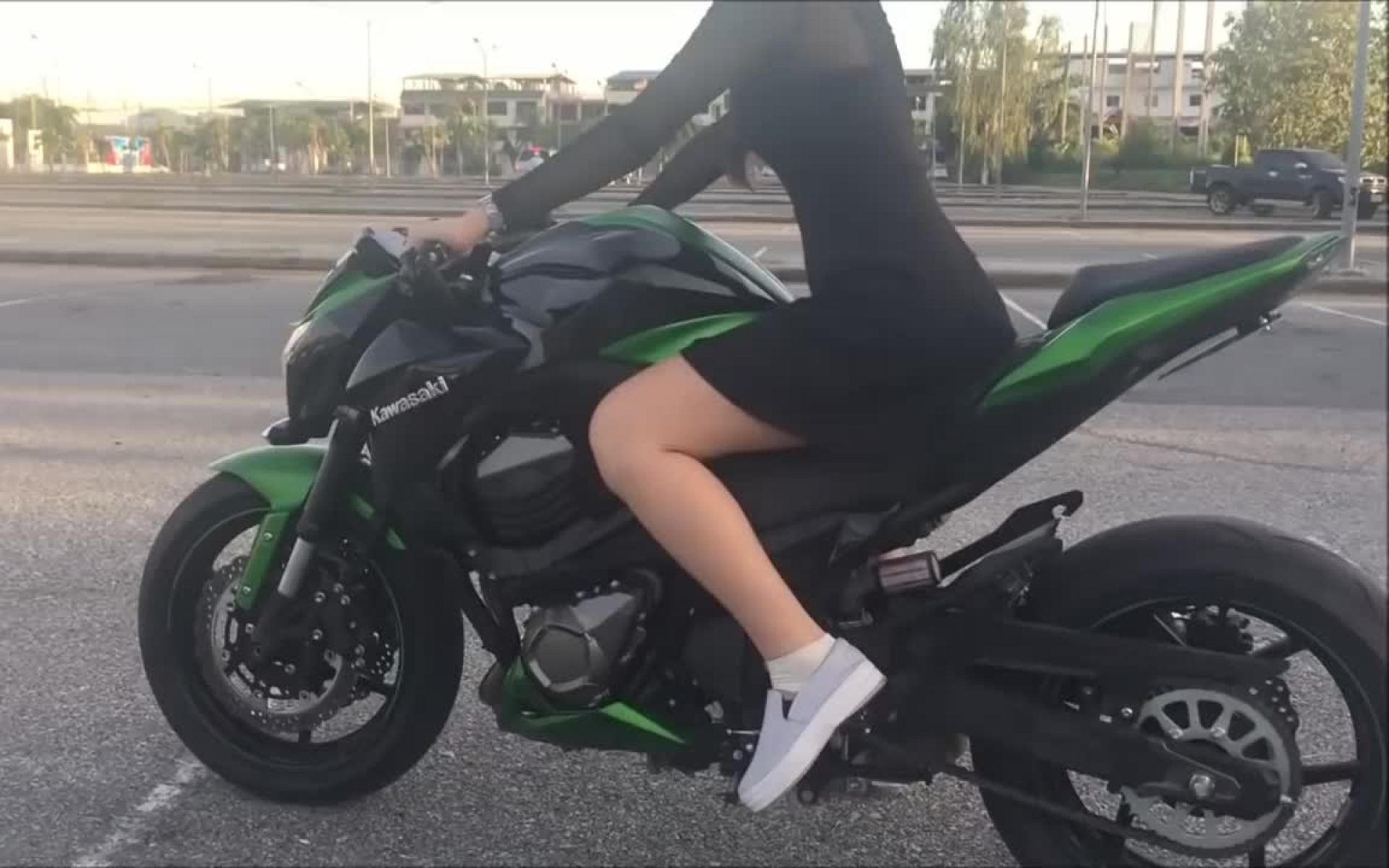 妹子与机车 kawasaki z800