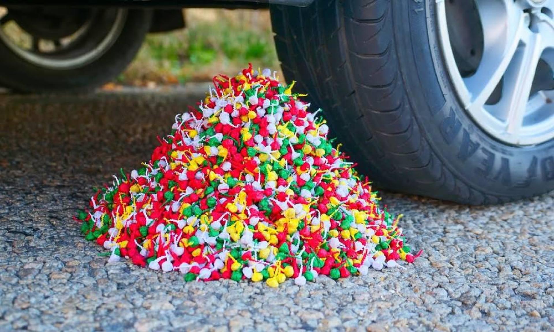 把"摔炮"放在轮胎下会怎样?一脚油门下去,太硬核了!